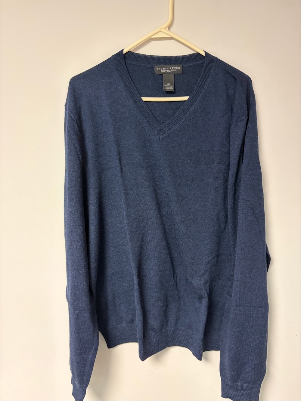 Bloomingdale's Men's Deep Navy V-Neck Sweater